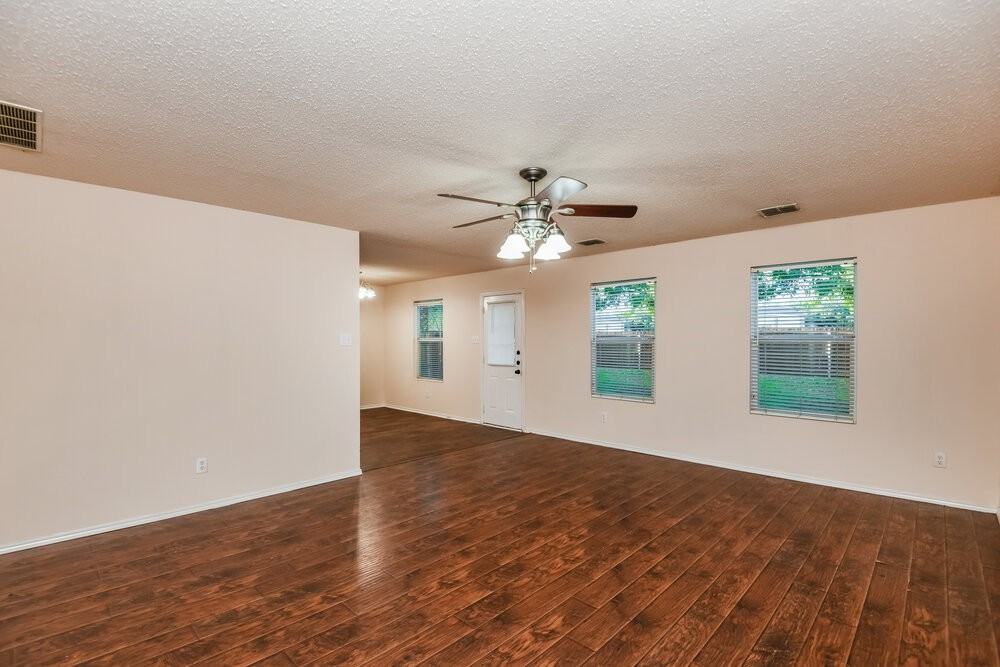 4852 Waterford Dr - Photo 4 of 17