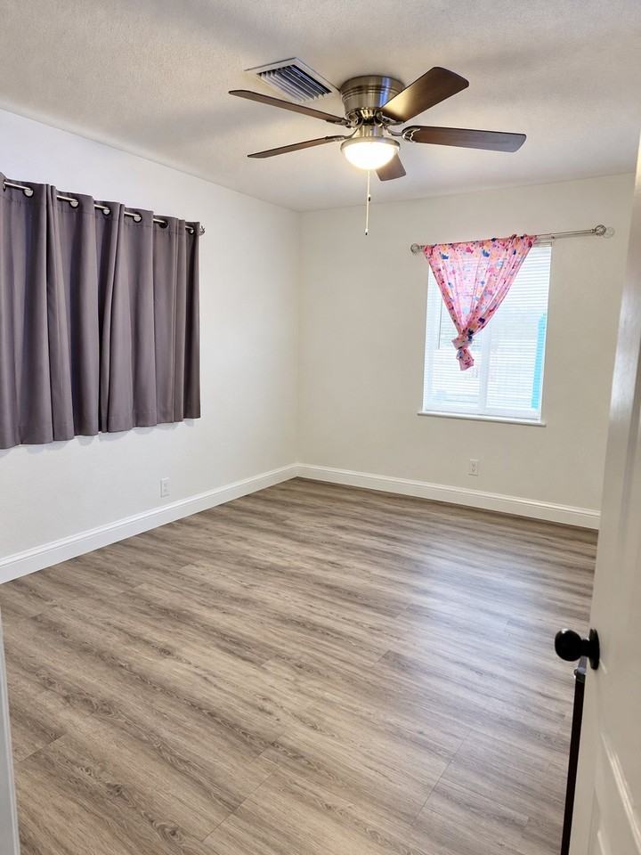 3048 Nw 56th St - Photo 5 of 6