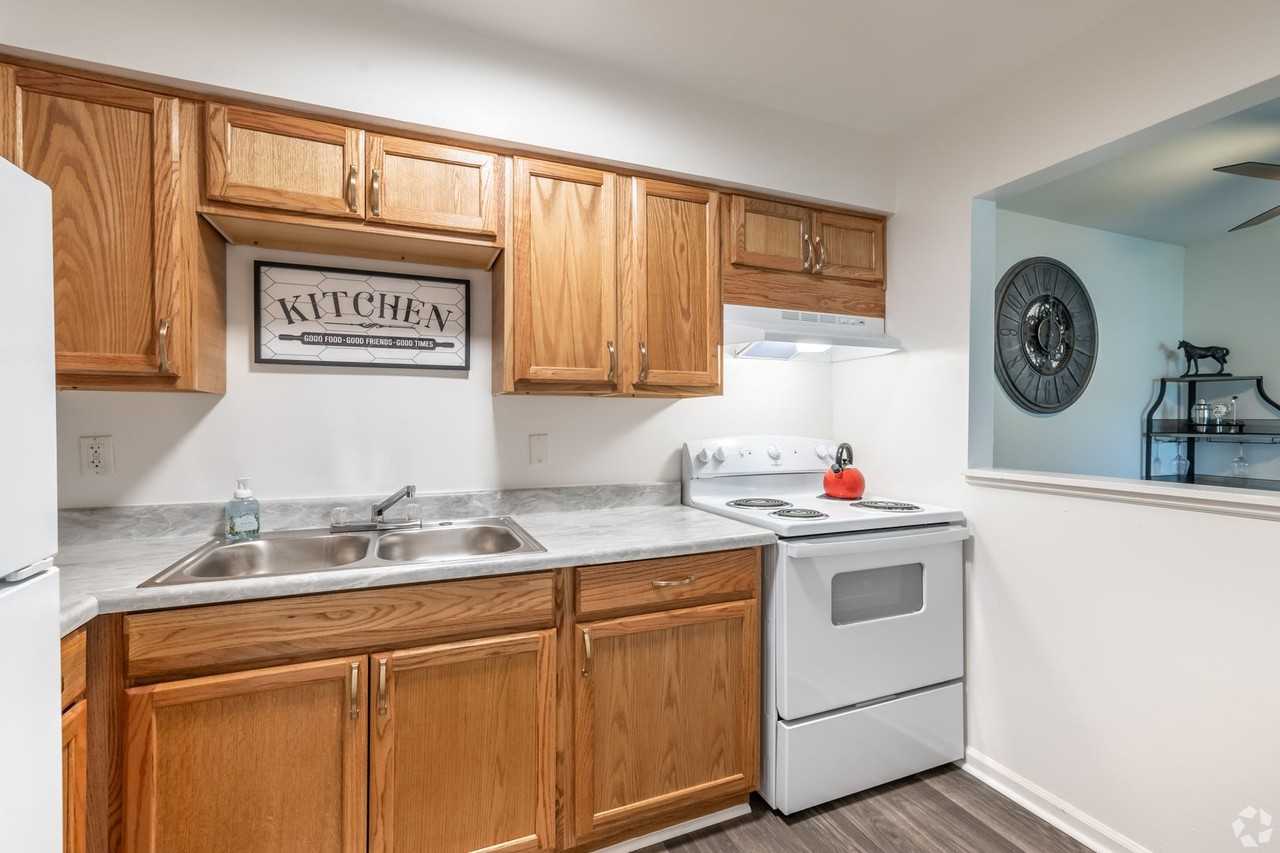 905 Paddock Apartments - Photo 3 of 30