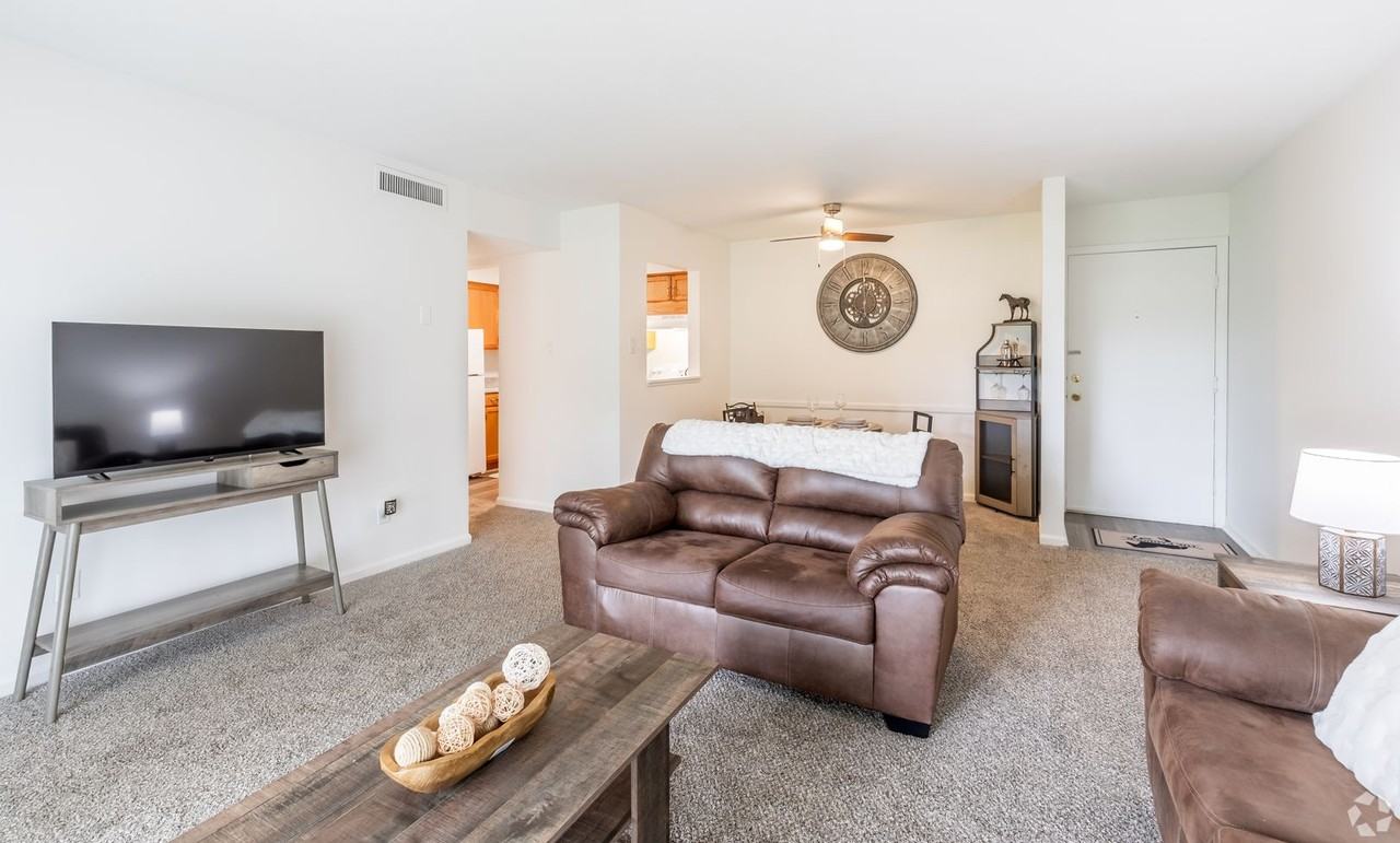 905 Paddock Apartments - Photo 6 of 30