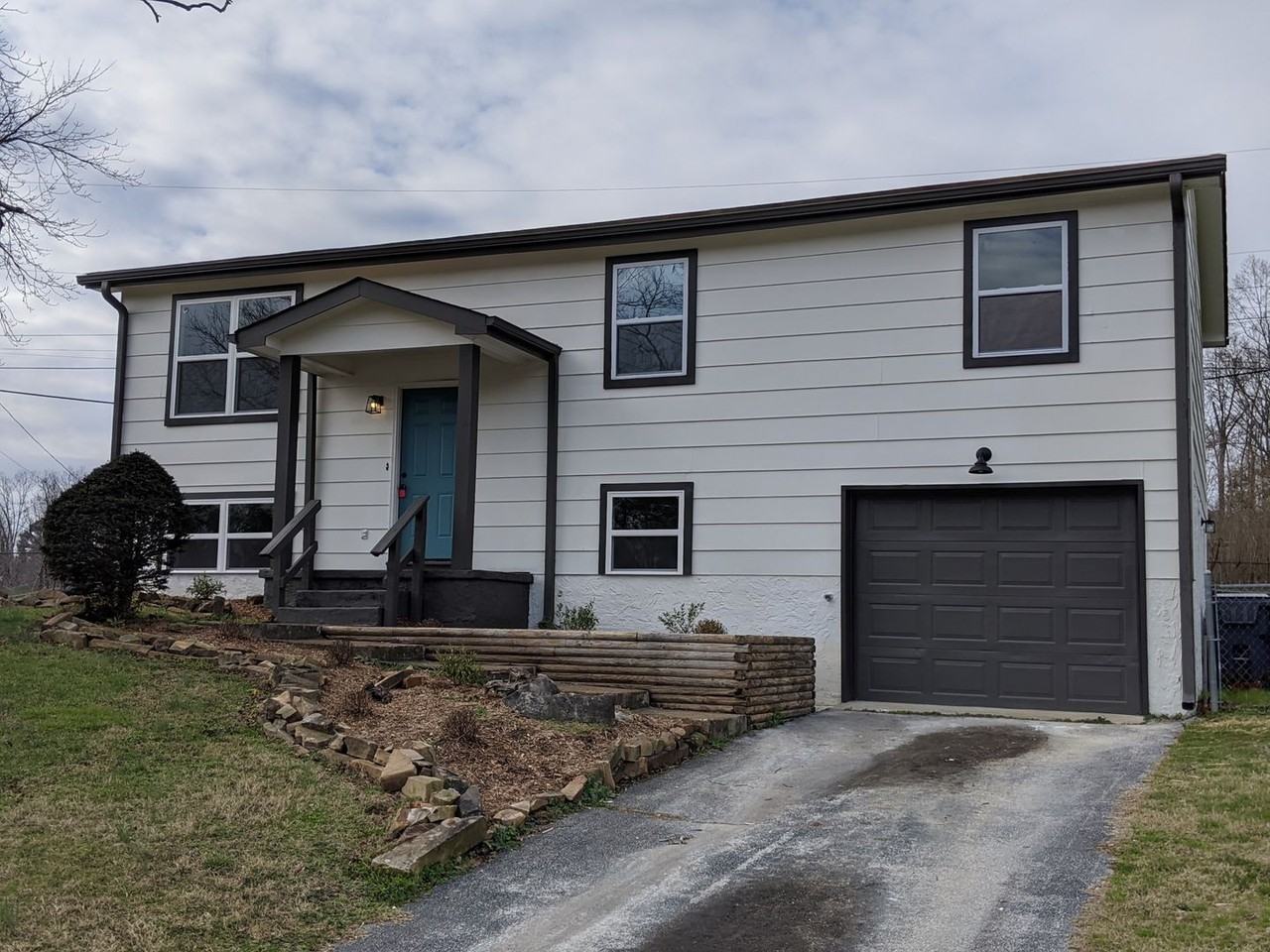 6211 Canoe Ln - Photo 2 of 18