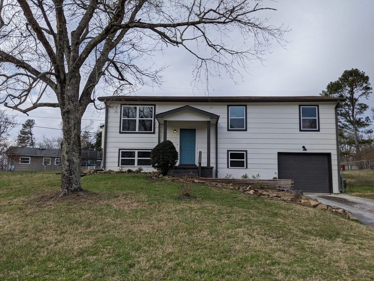 6211 Canoe Ln - Photo 3 of 18