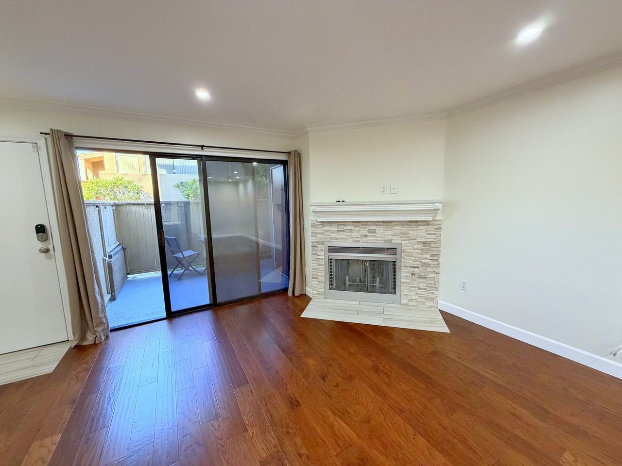 6665 Franklin Ave #6 - Photo 3 of 32