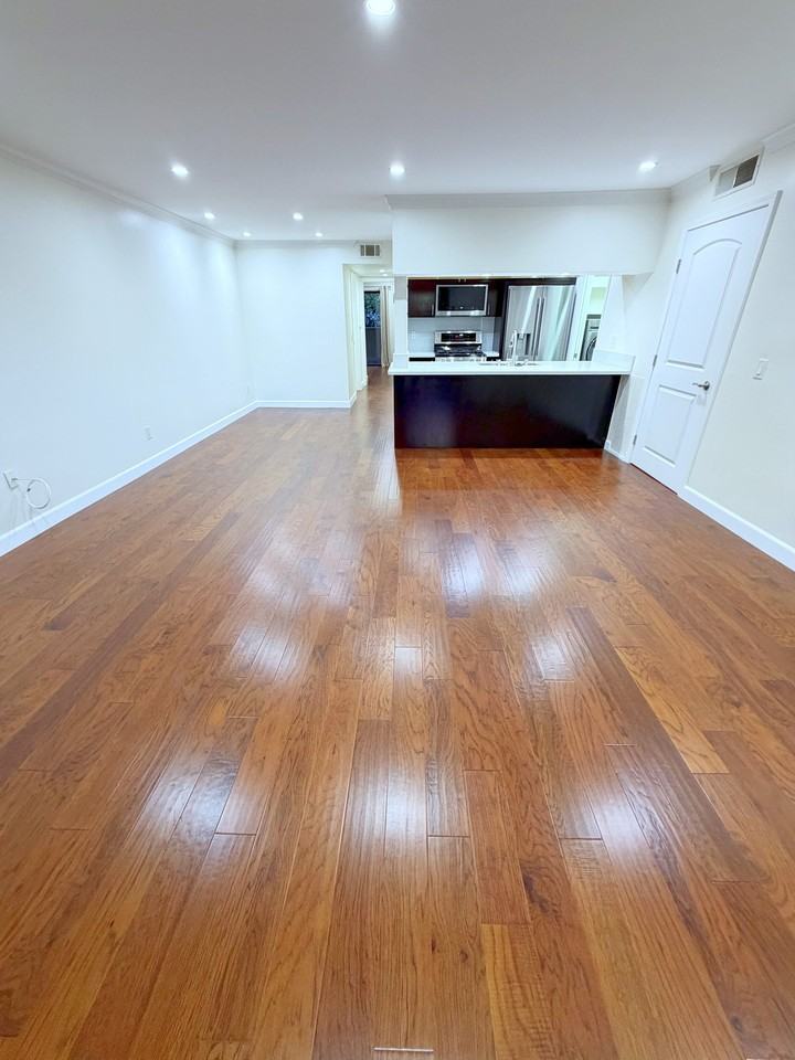 6665 Franklin Ave #6 - Photo 4 of 32