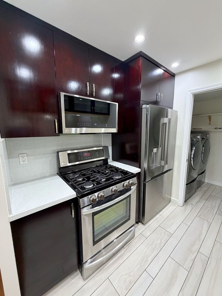6665 Franklin Ave #6 - Photo 7 of 32