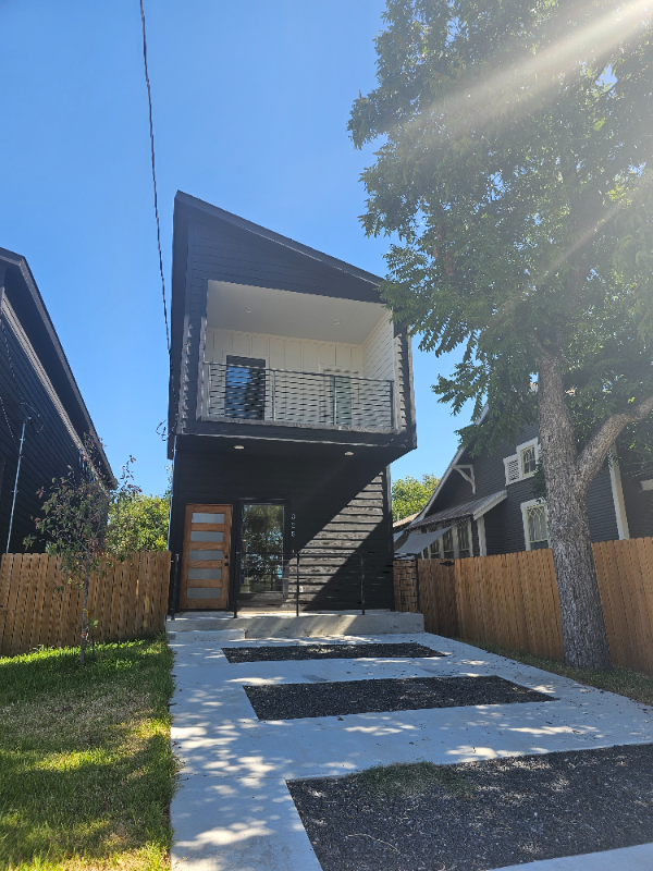 325 Porter St - Photo 2 of 14