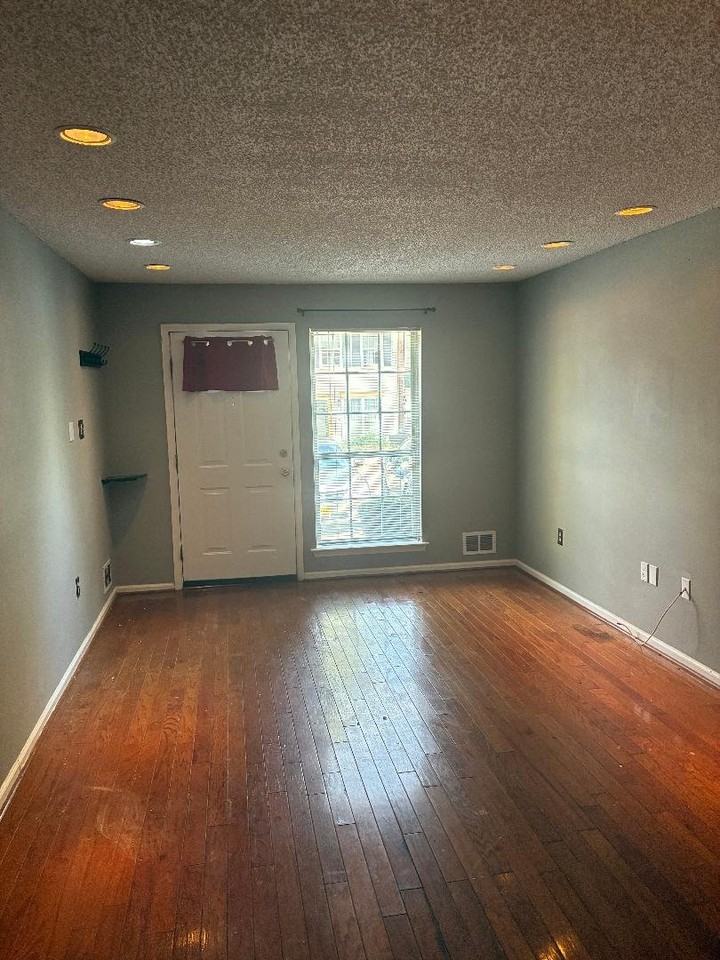 16 Boston Ct - Photo 3 of 13