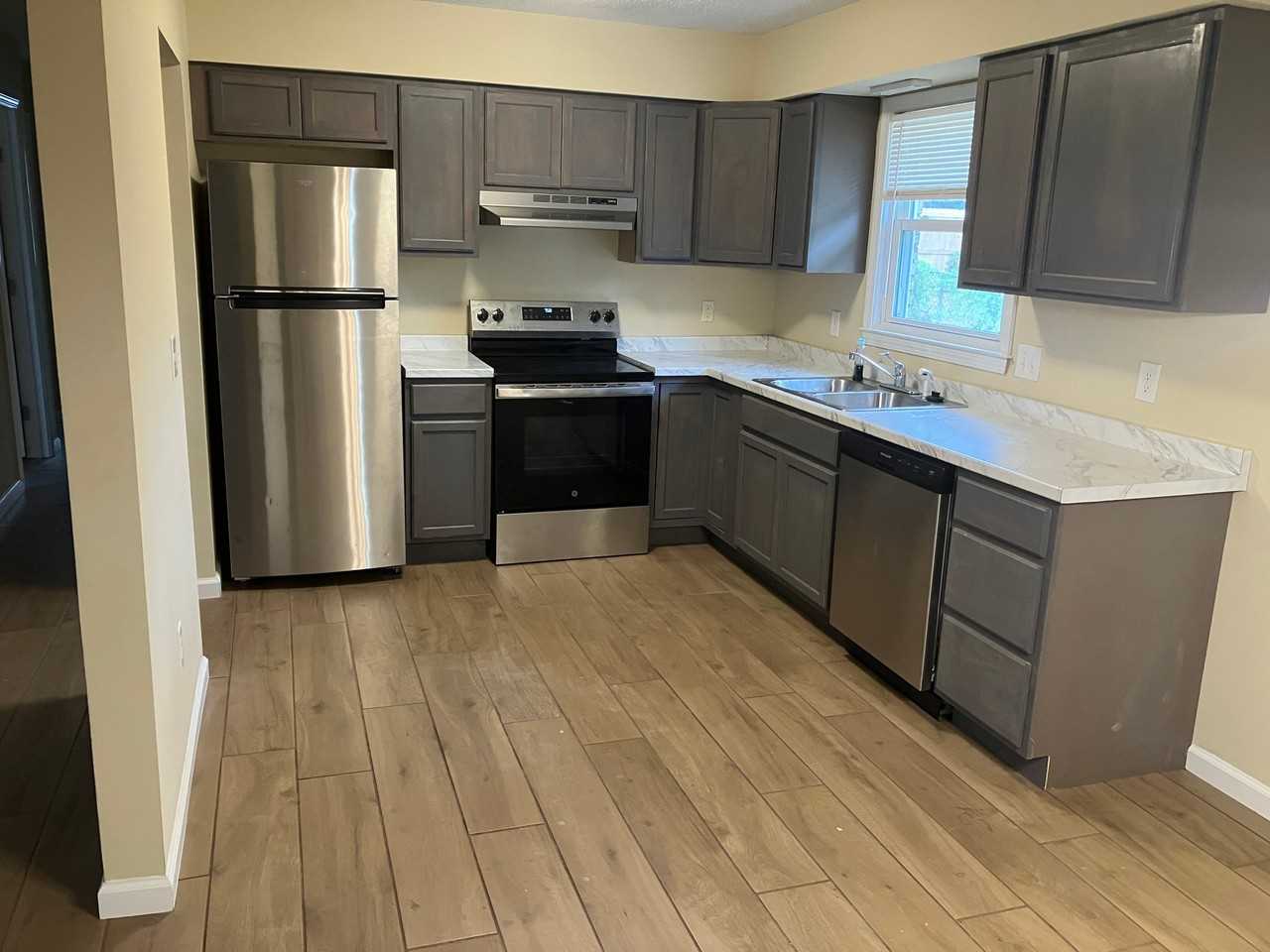 349 Redwood Rd - Photo 3 of 10