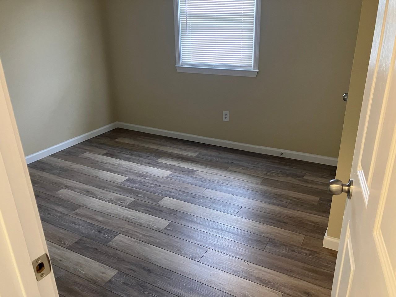 349 Redwood Rd - Photo 6 of 10