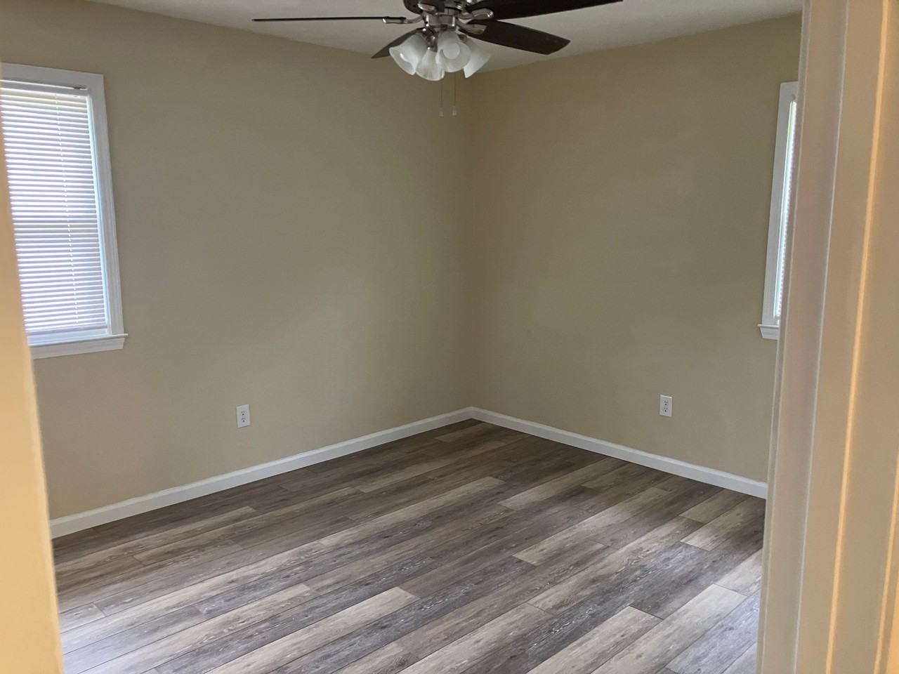 349 Redwood Rd - Photo 7 of 10