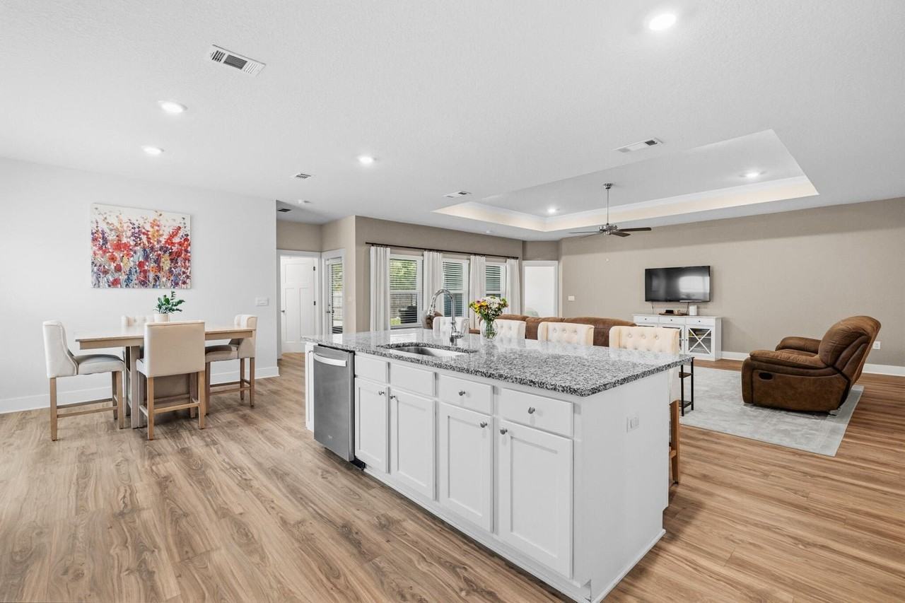 724 Quintana St - Photo 5 of 19