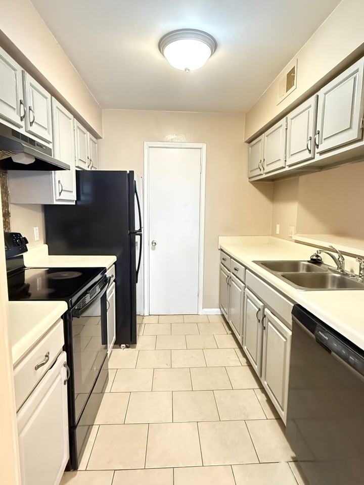 10125 Ballina Ave #C - Photo 6 of 16