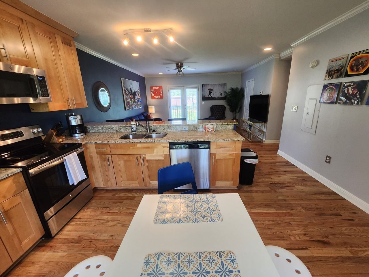 453 Windsor St Sw #2 - Photo 3 of 17