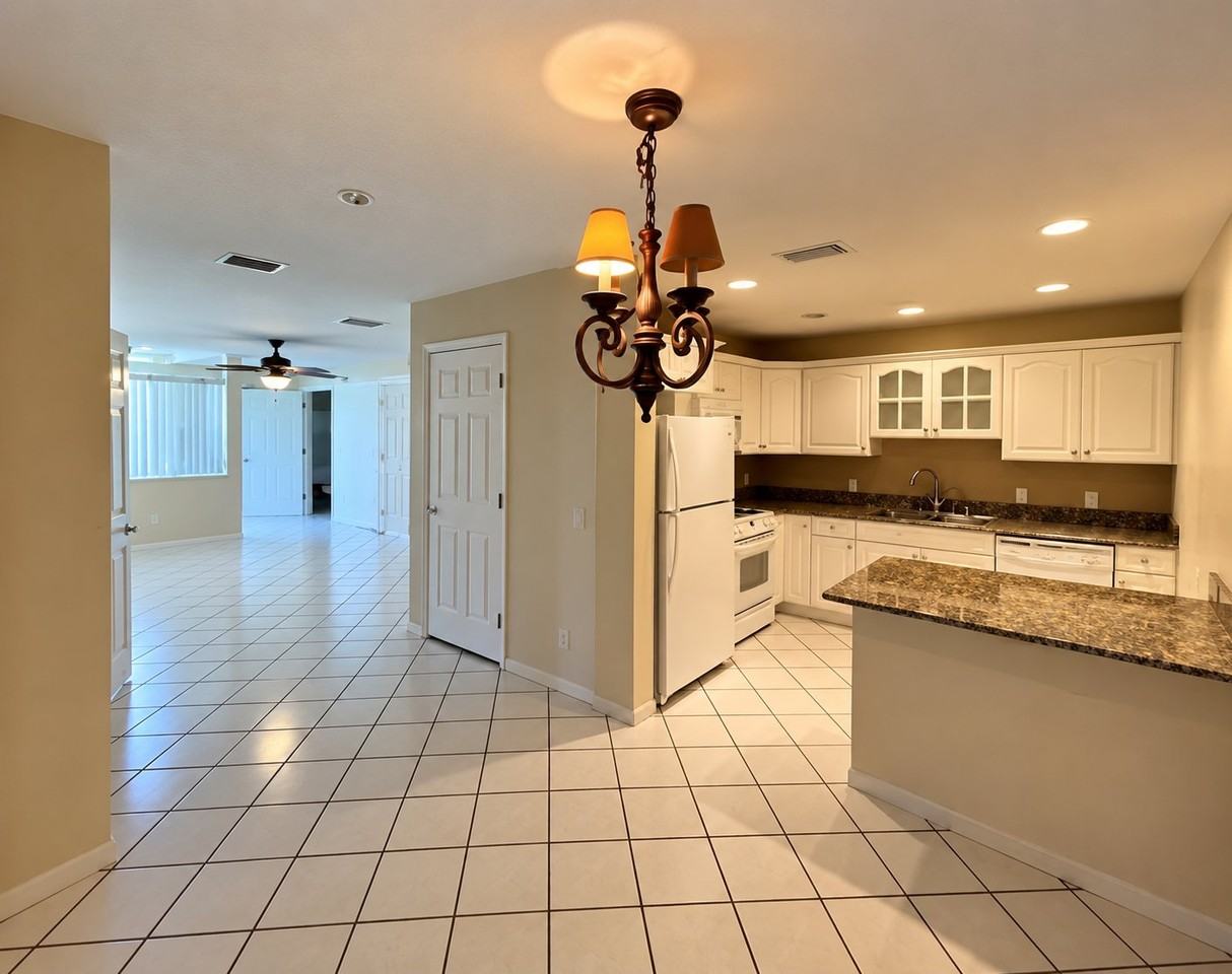 2112 Se Wild Meadow Cir #101 - Photo 4 of 5