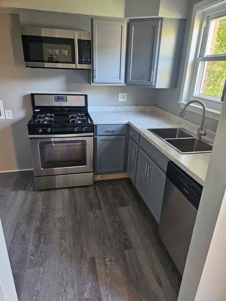 1709 Addison Rd S - Photo 5 of 7