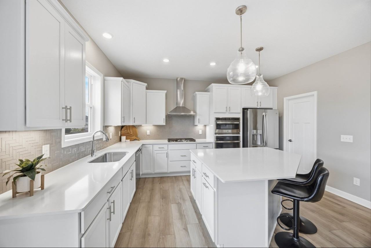 18120 Hinckley Ave - Photo 7 of 36