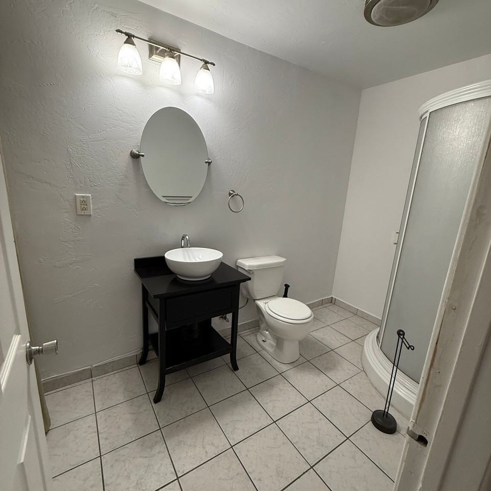 933 Parkbrook St - Photo 4 of 14
