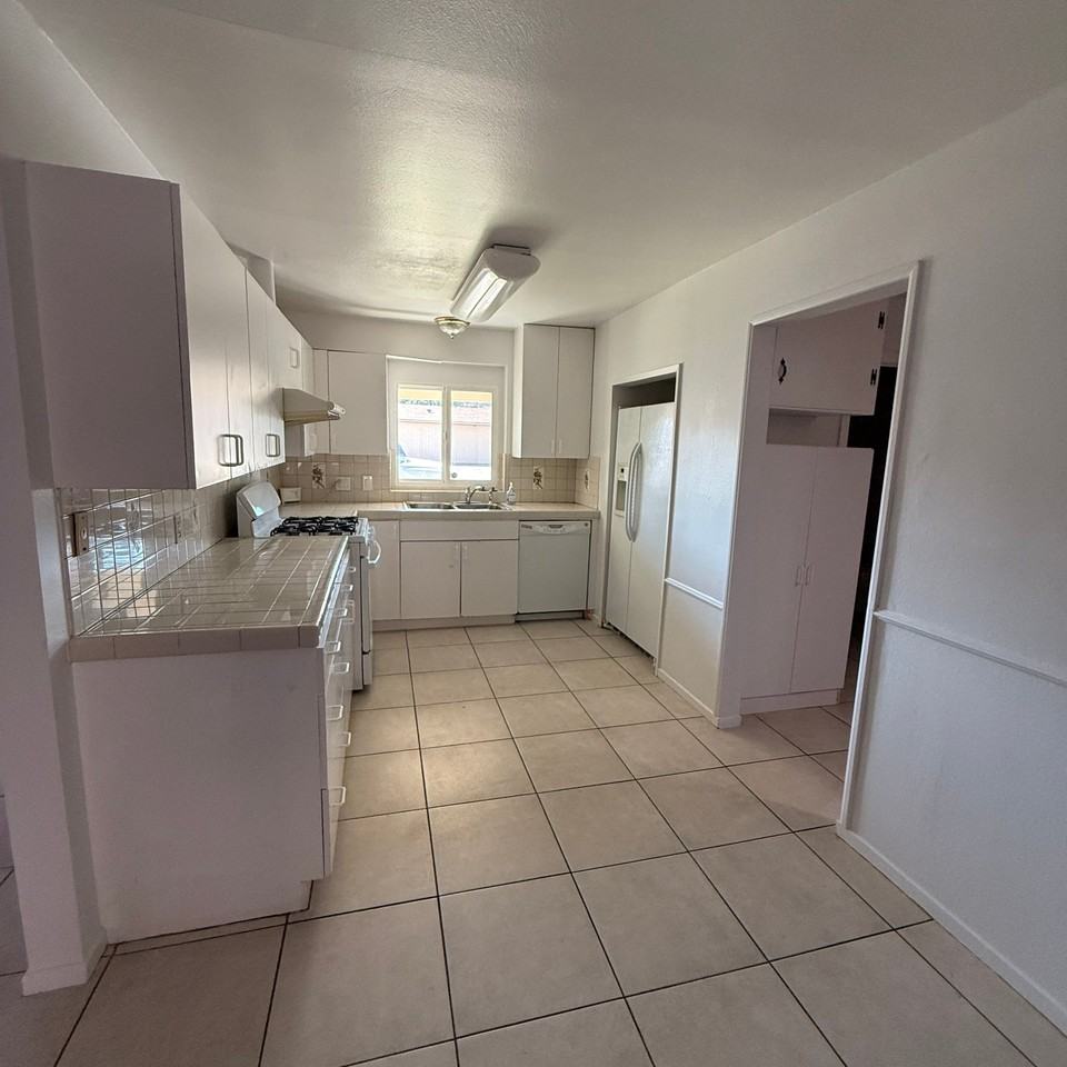 933 Parkbrook St - Photo 5 of 14