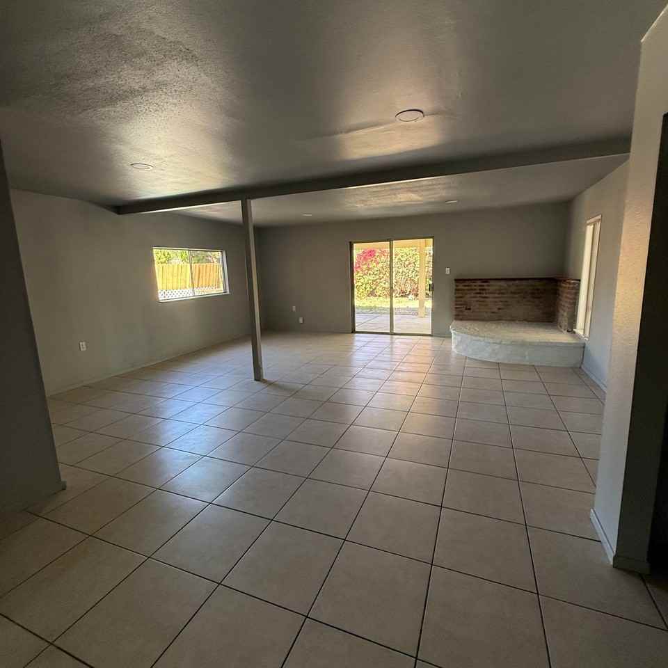 933 Parkbrook St - Photo 6 of 14