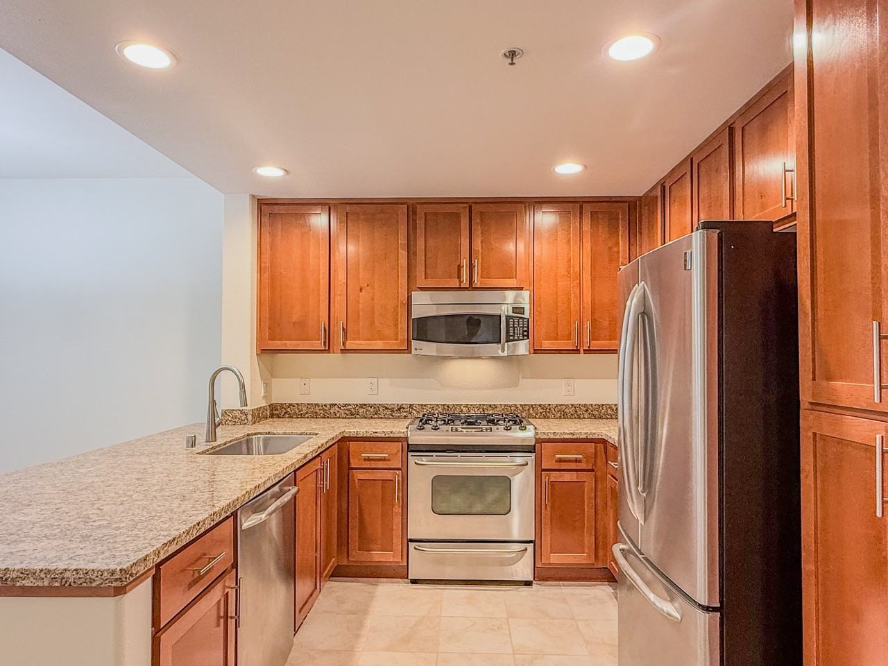 423 7th St #404 - Photo 4 of 20