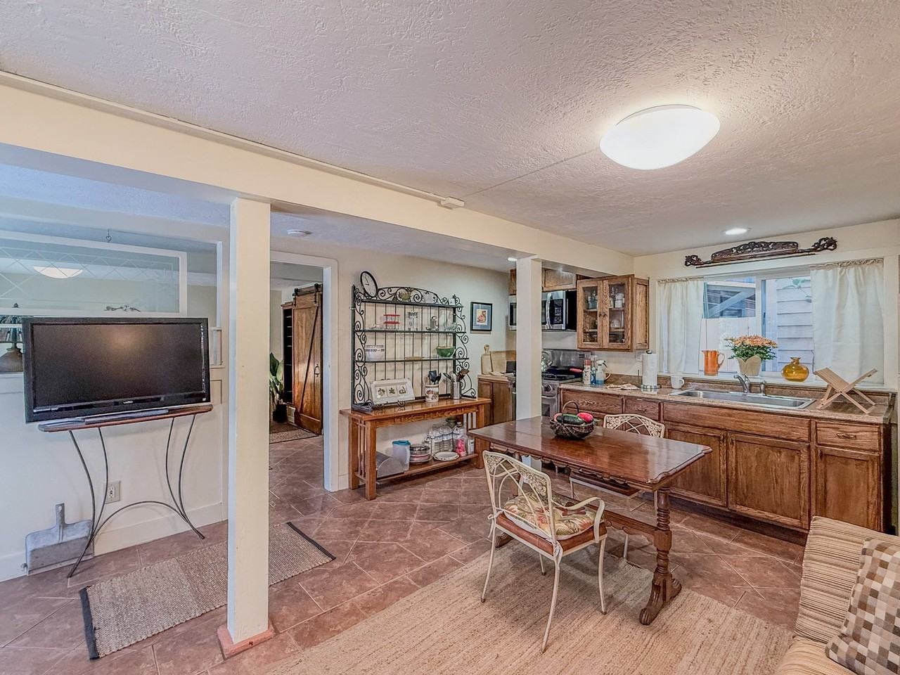 2433 Mckinley Ave #B - Photo 2 of 9