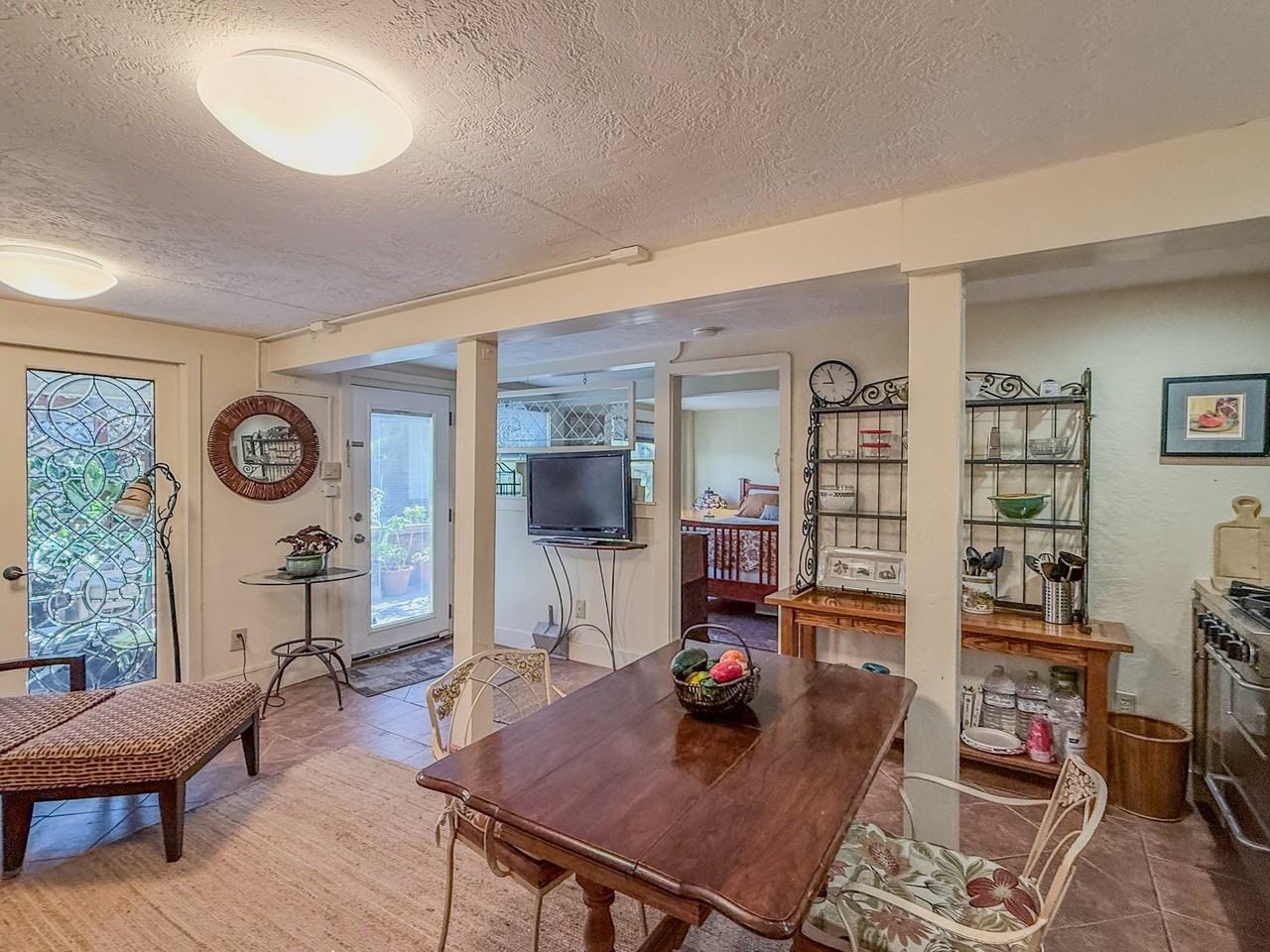 2433 Mckinley Ave #B - Photo 5 of 9