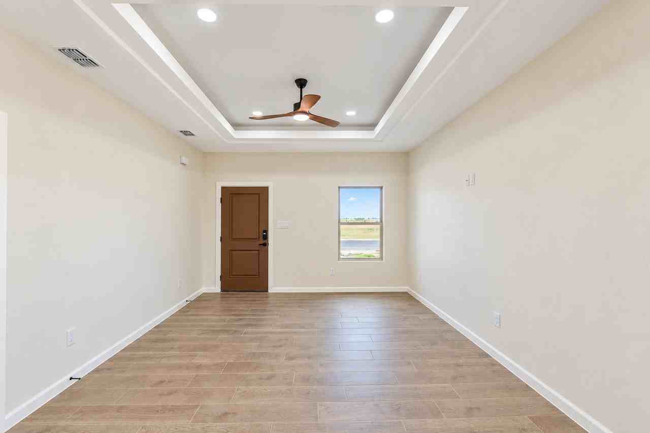 1014 Escondido Ln W - Photo 3 of 11