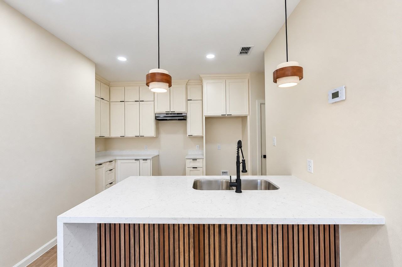 1014 Escondido Ln W - Photo 4 of 11