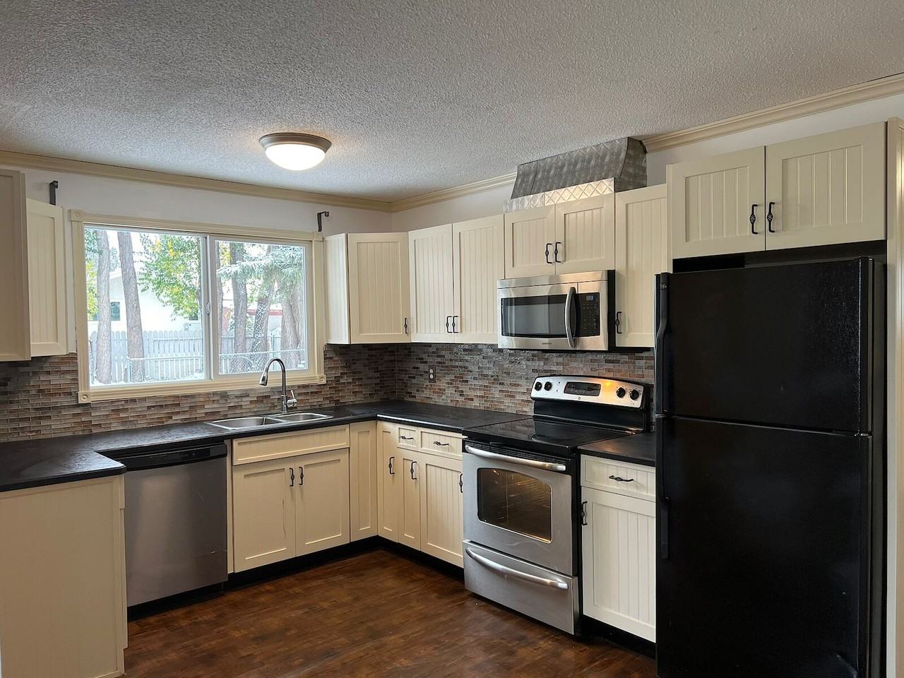 10 Glencoe Blvd - Photo 2 of 17