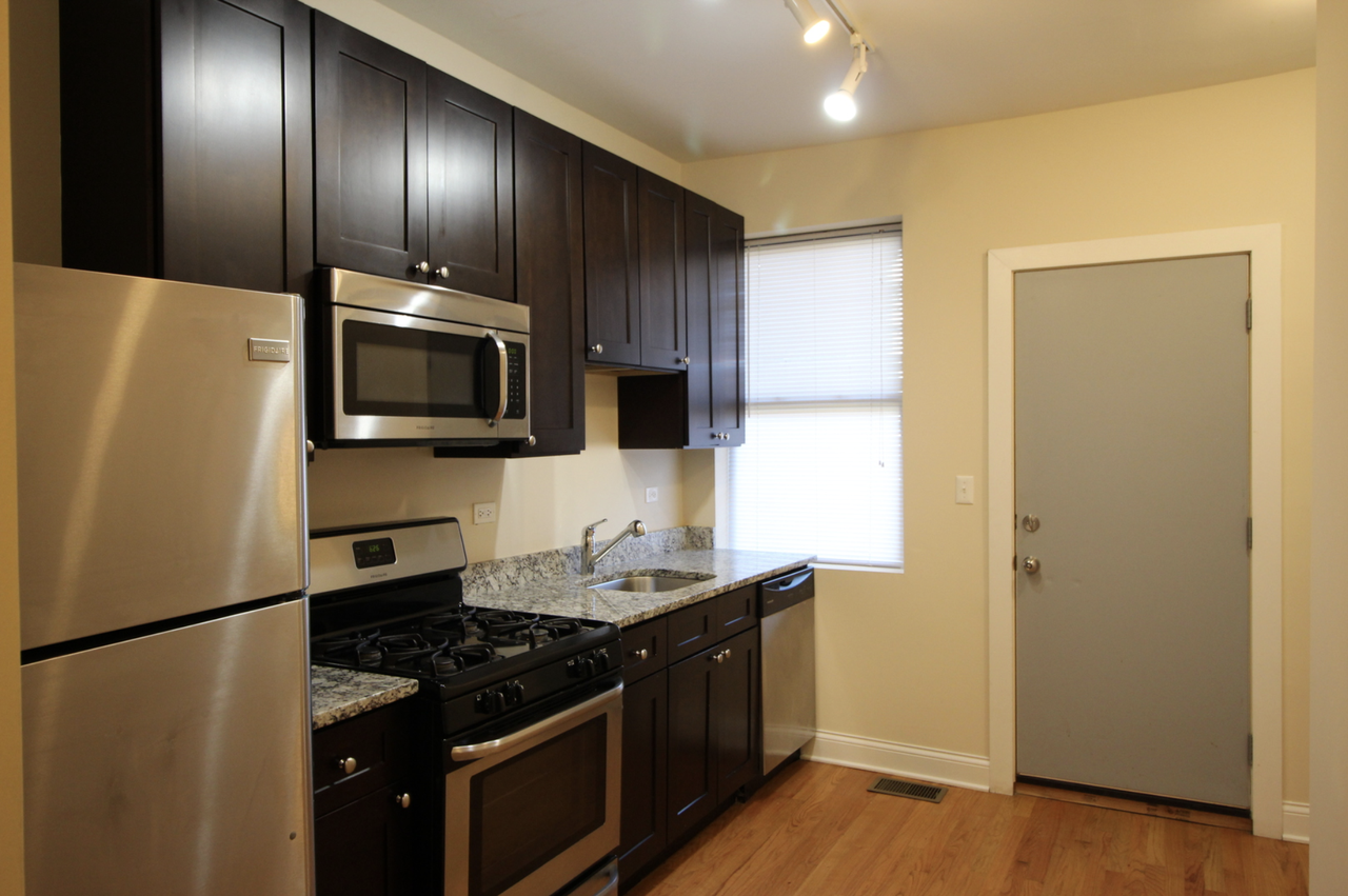 3214 W Argyle St #1 - Photo 4 of 18