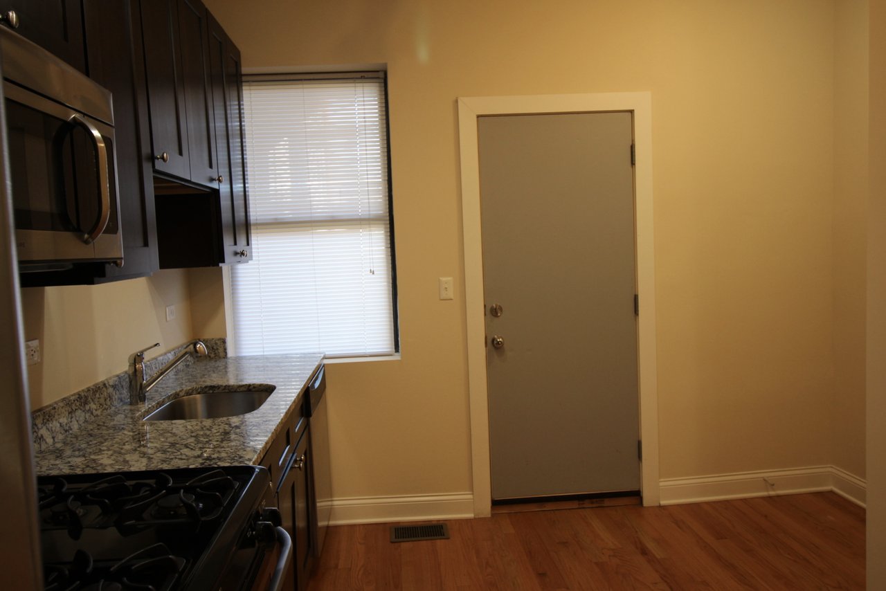 3214 W Argyle St #1 - Photo 5 of 18