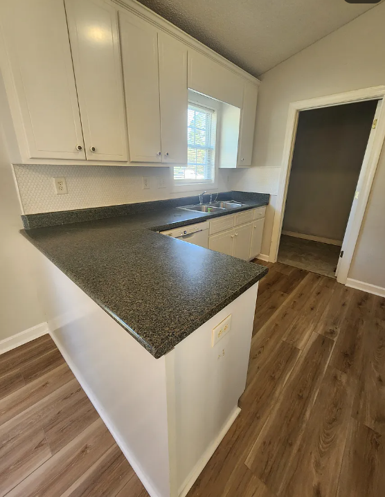 1402 Corbett Ave Ne #NA - Photo 2 of 12