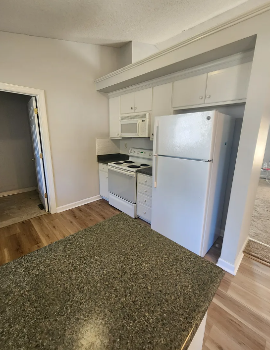 1402 Corbett Ave Ne #NA - Photo 3 of 12
