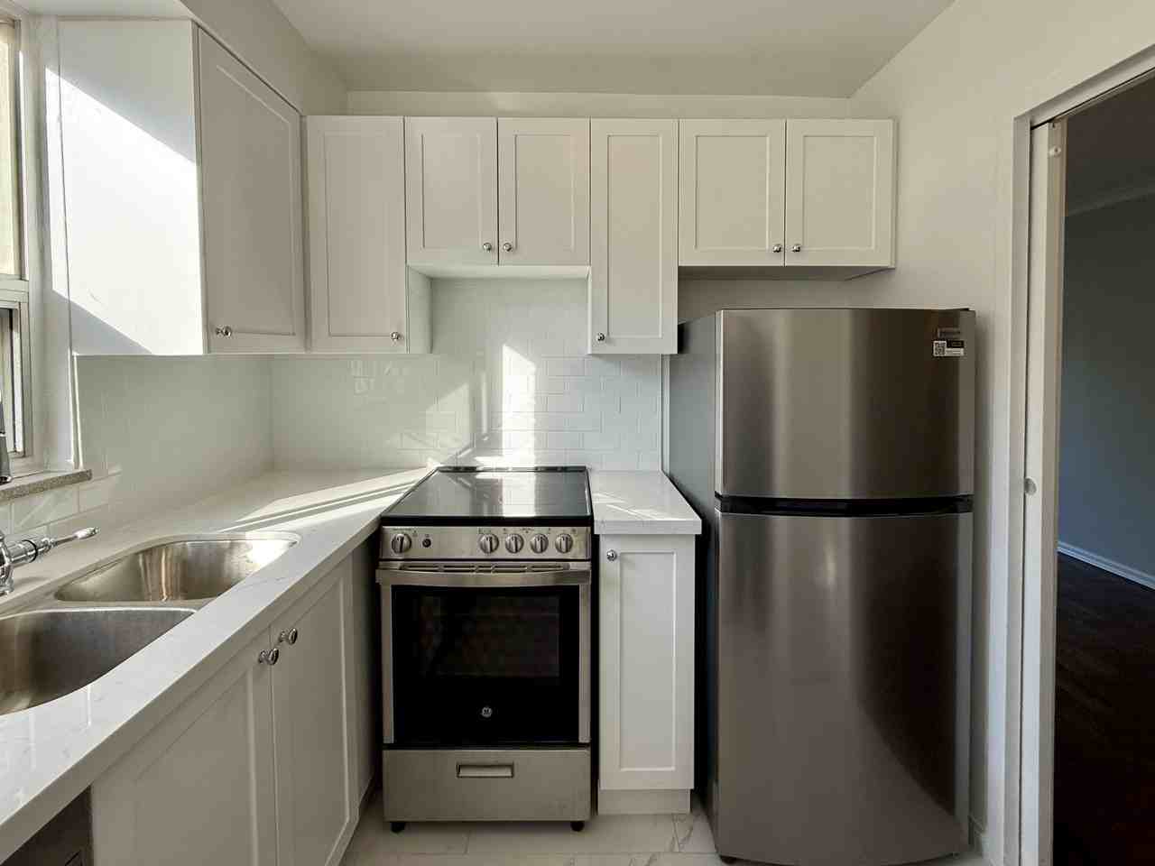 1299 Bayview Avenue - Photo 7 of 17
