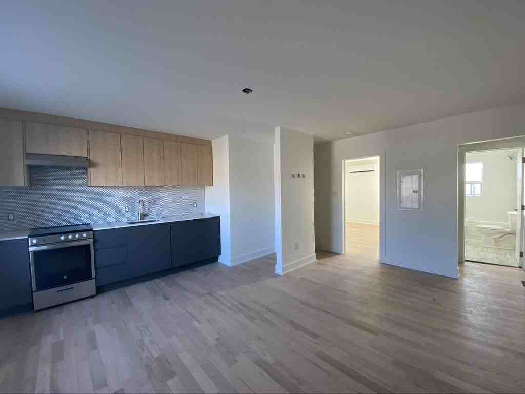 1118 Dufferin St - Photo 3 of 12
