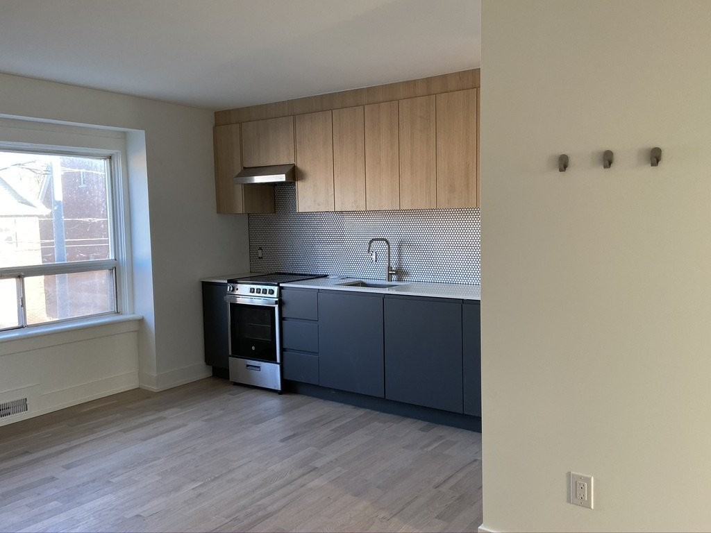 1118 Dufferin St - Photo 7 of 12