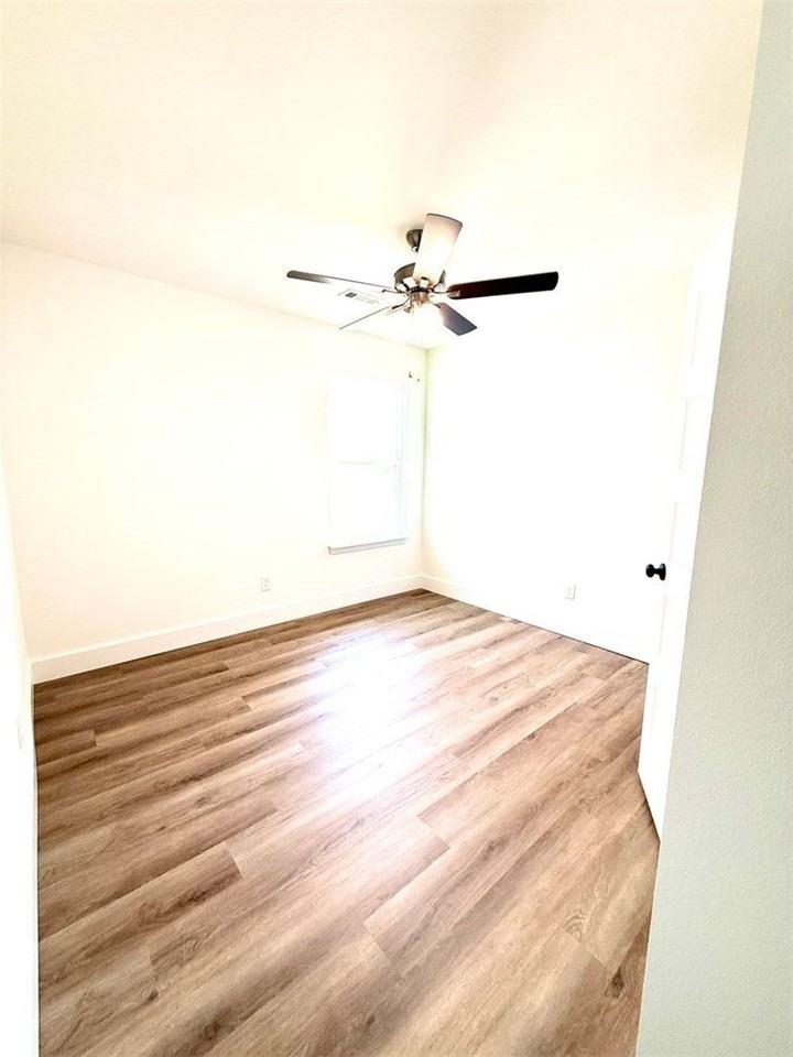 5069 Elk Valley Ave - Photo 4 of 23
