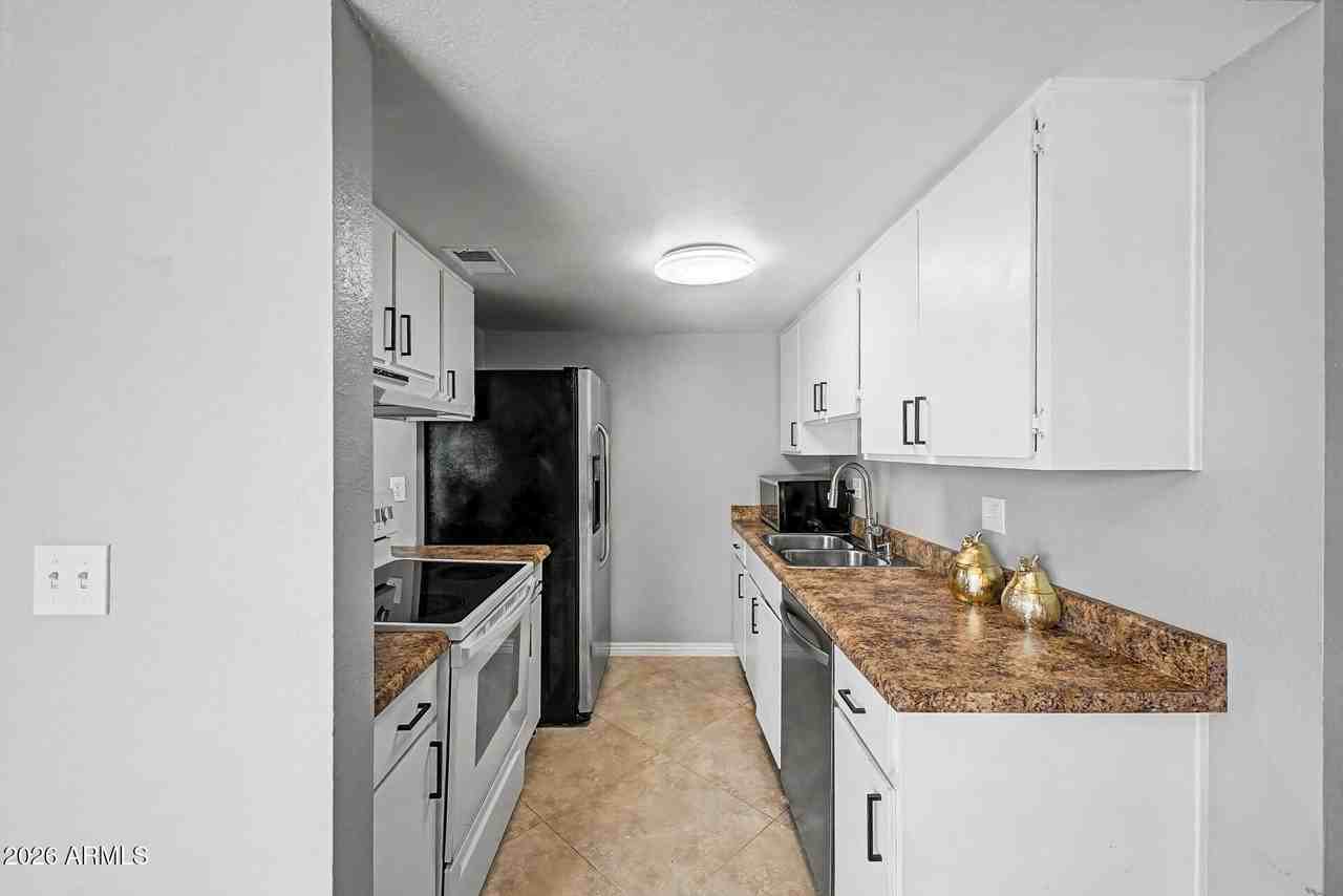 803 E Cochise Dr - Photo 3 of 34