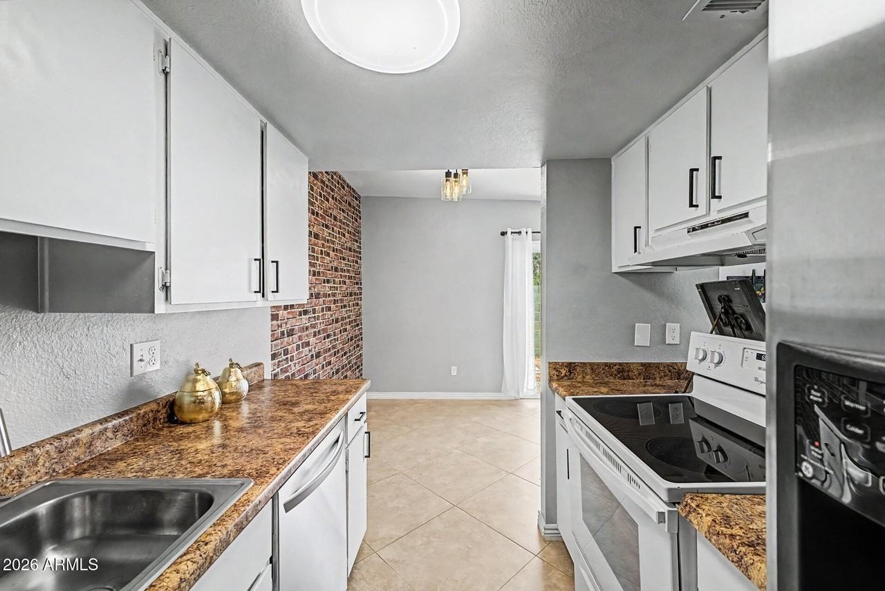 803 E Cochise Dr - Photo 5 of 34