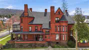 featured image of 201 Pine St