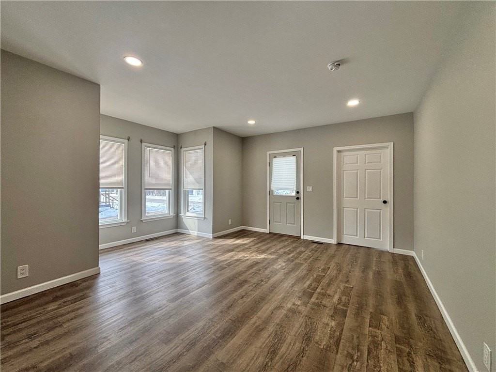 318 Bronson St - Photo 5 of 13