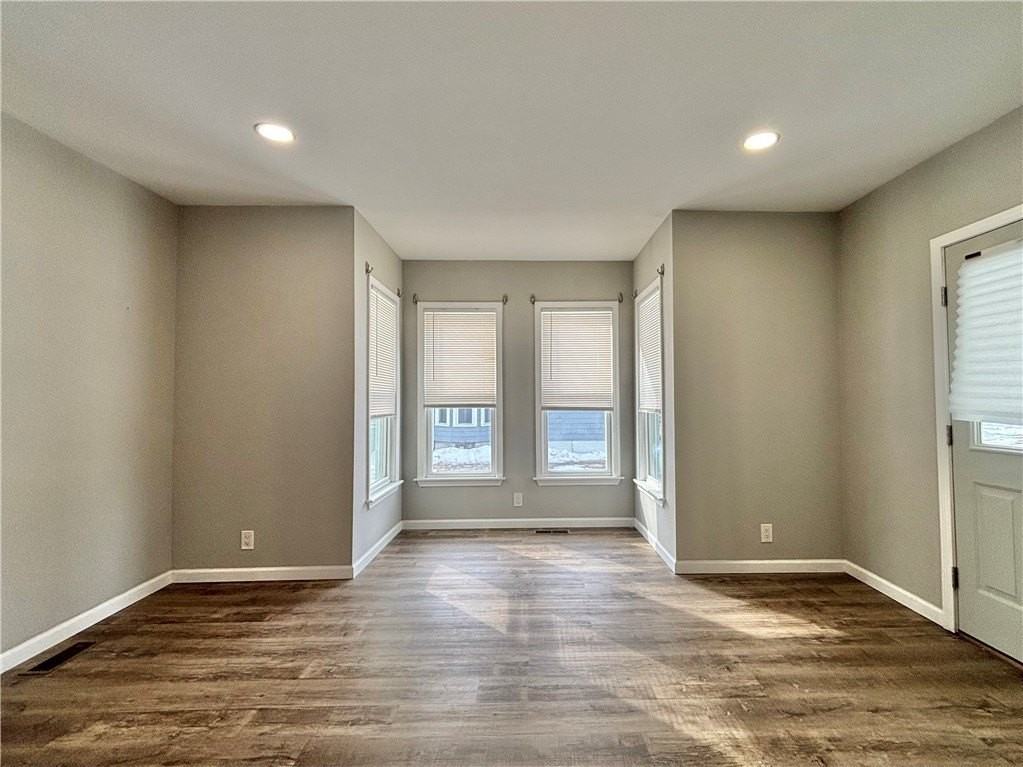 318 Bronson St - Photo 6 of 13
