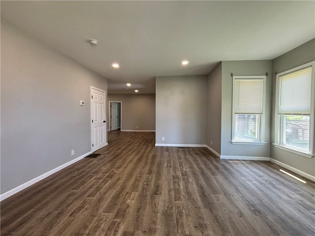 318 Bronson St - Photo 7 of 13