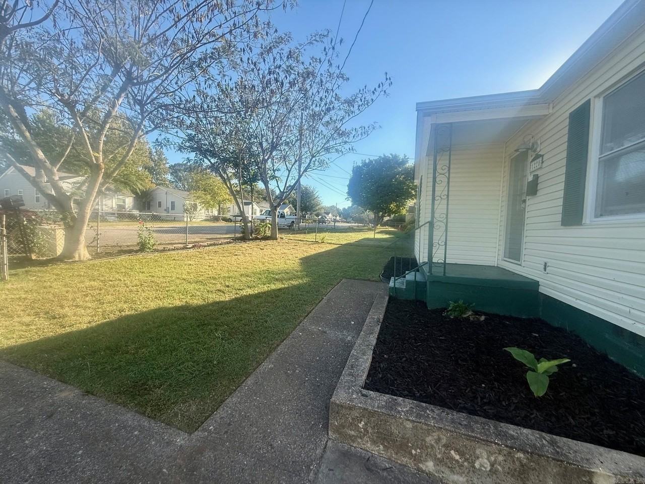 1220 Thelma St - Photo 2 of 12