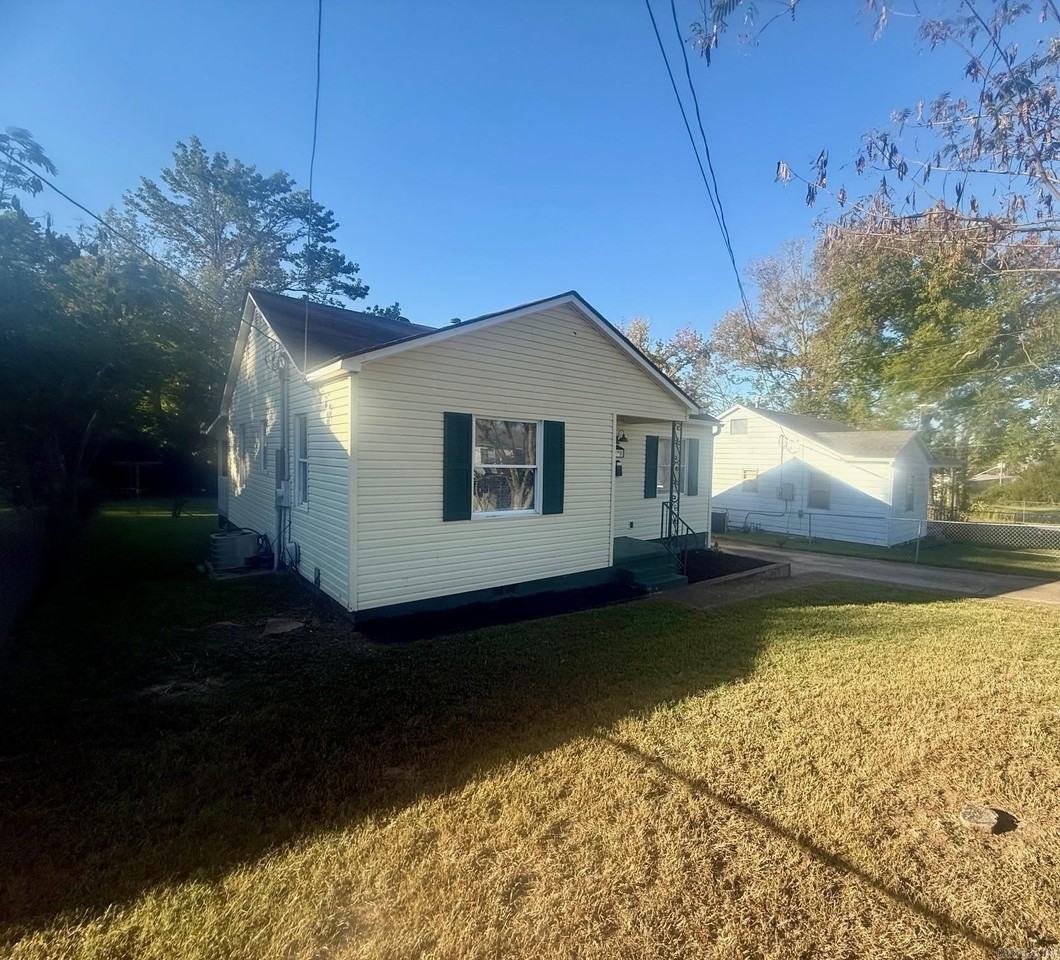 1220 Thelma St - Photo 3 of 12