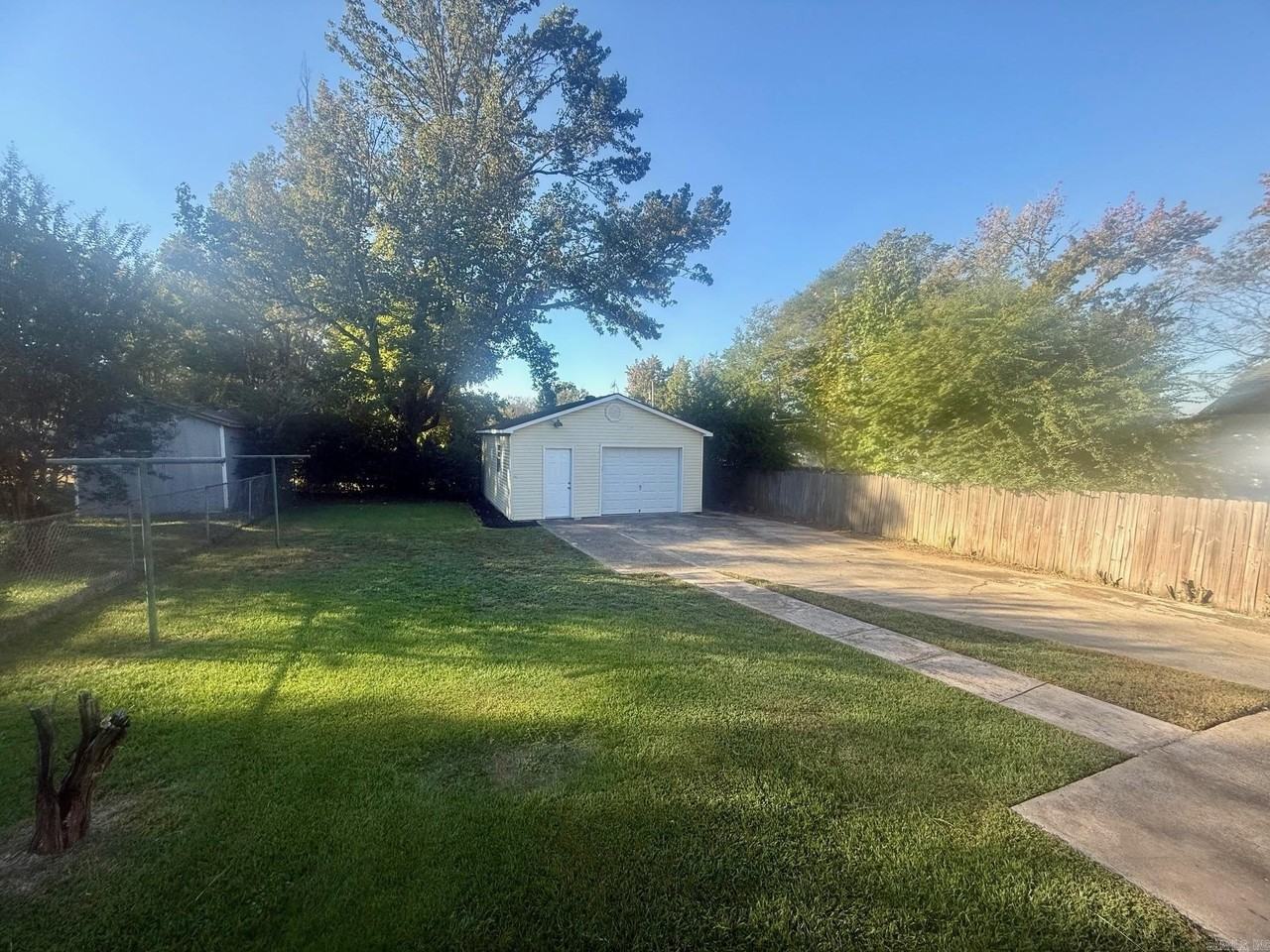 1220 Thelma St - Photo 4 of 12