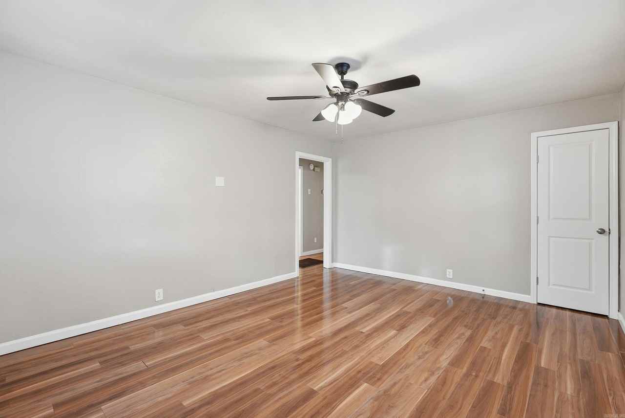 1320 S Summit St - Photo 5 of 13