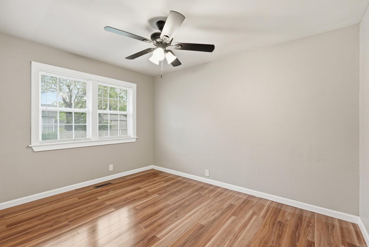 1320 S Summit St - Photo 7 of 13