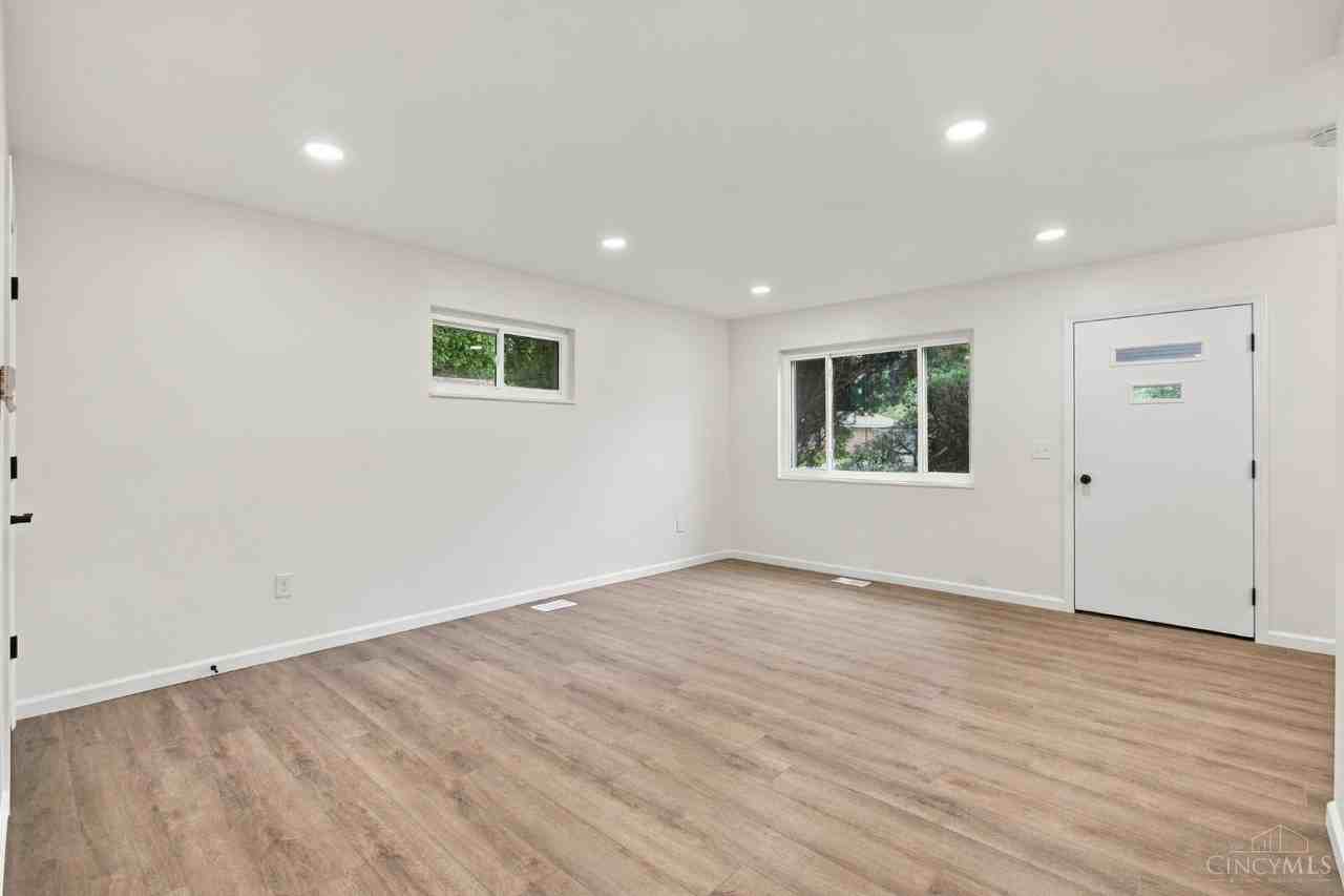 19 Miamiview Dr - Photo 3 of 44