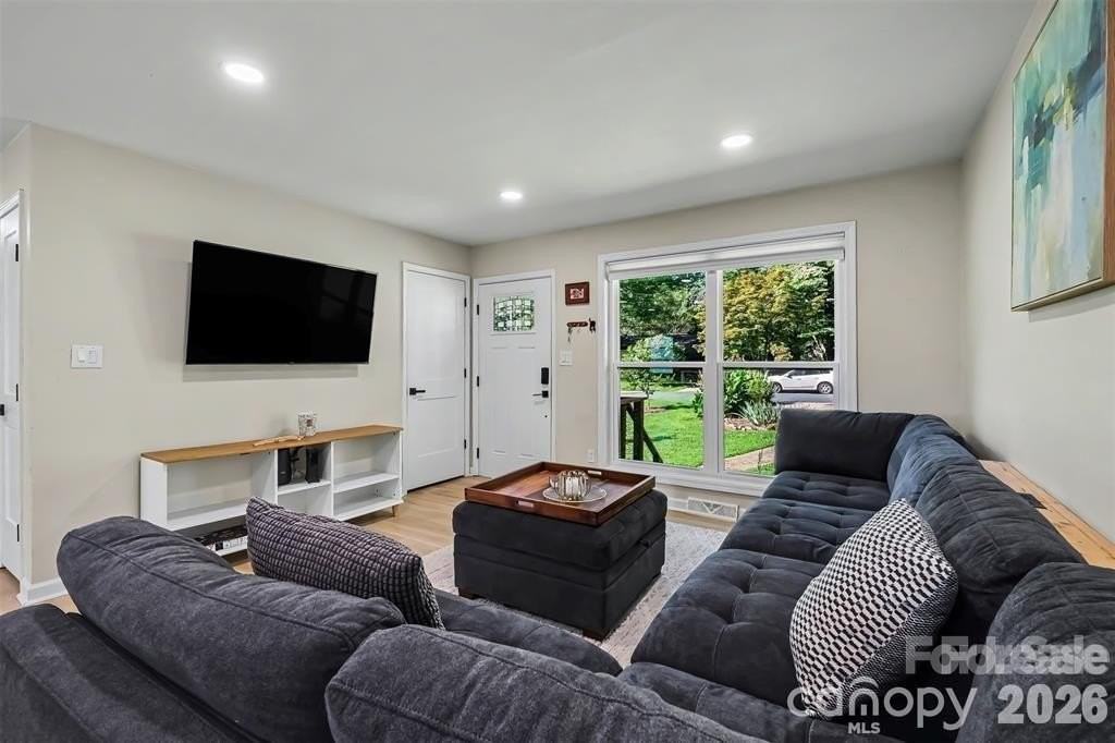 4023 Strangford Ave - Photo 4 of 15